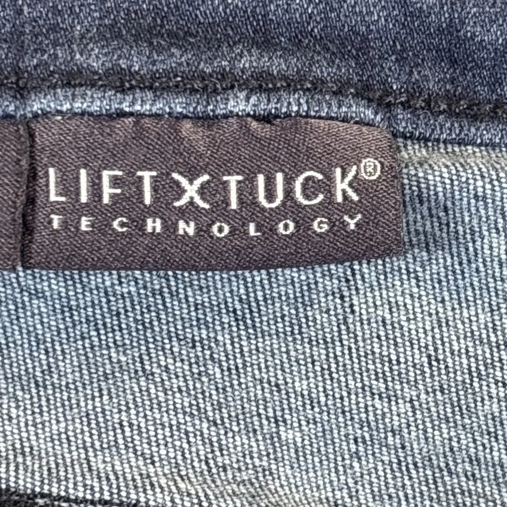 NYDJ Capris Size 24 Blue Demin With Lift And Tuck Technology. Stretchy‎ Raw Hem